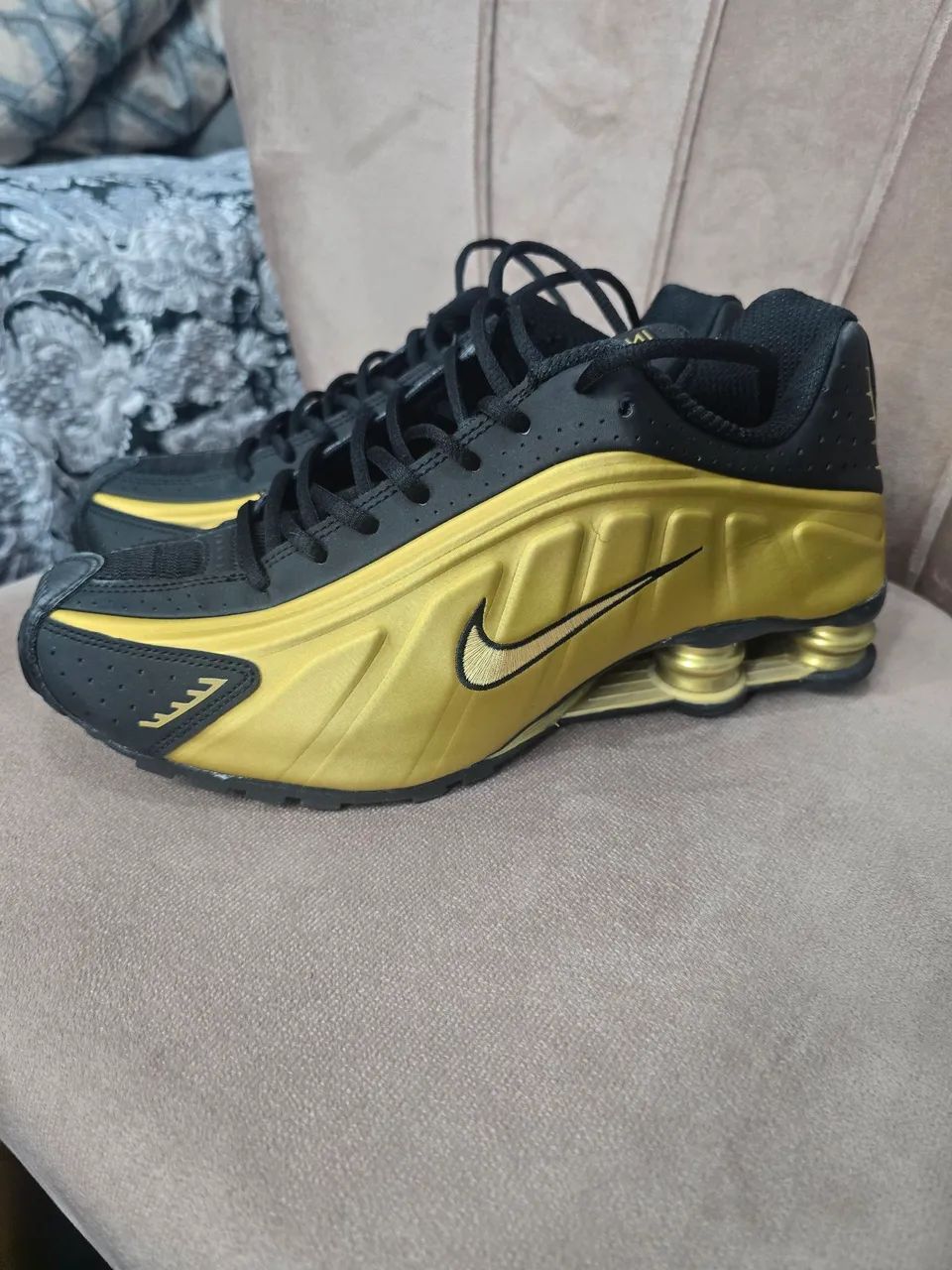 Nike Shox R4 Black Metallic Gold, 43 - Foto 3