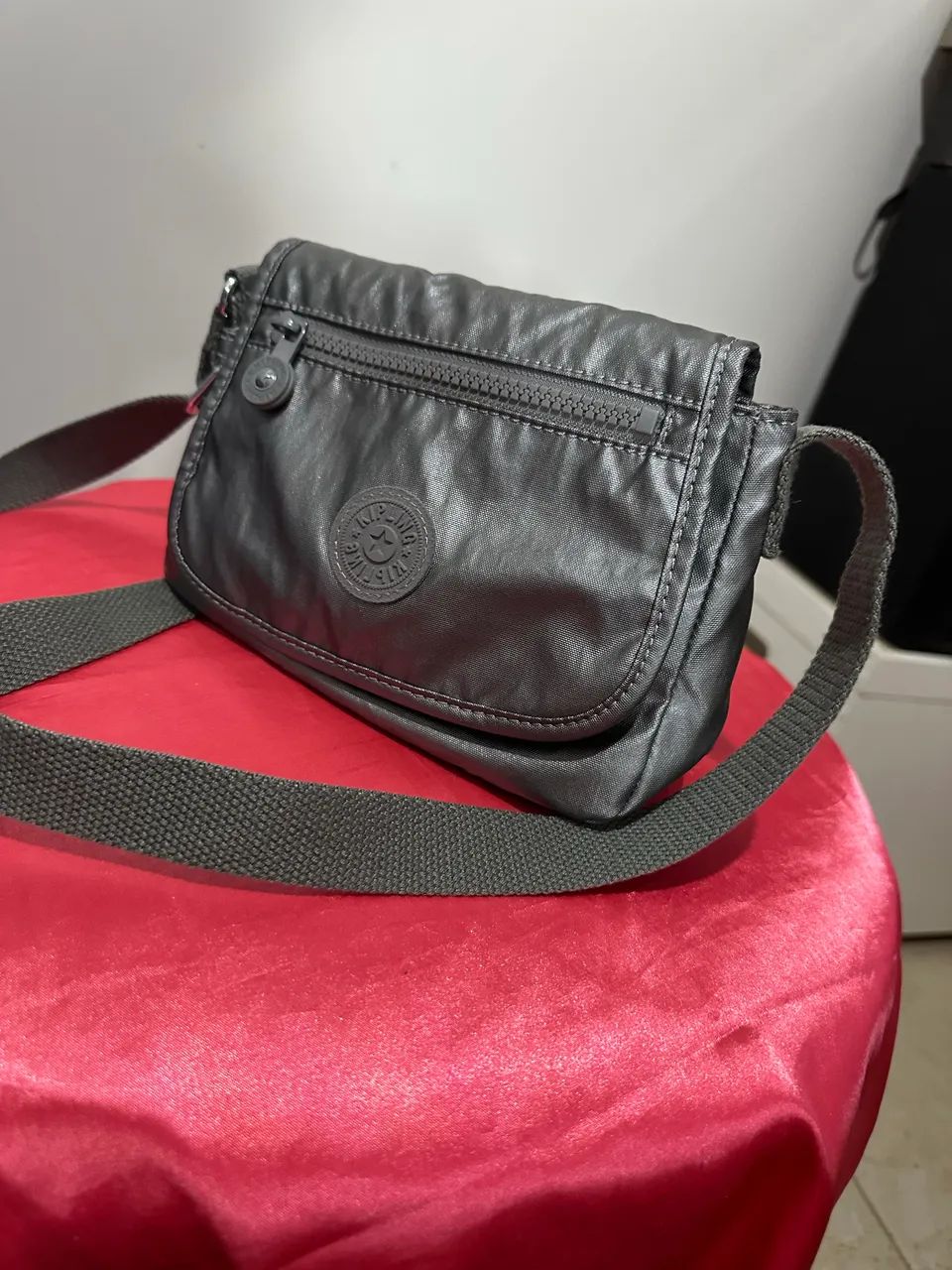 Bolsa Kipling original  prata brilhante 