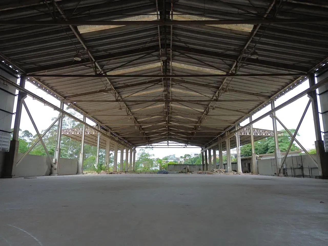 Galpão perto do Centro de Cotia com 3.100m² de área coberta e 8.000m² de terreno.