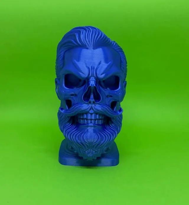 escultura caveira com barba e bigode