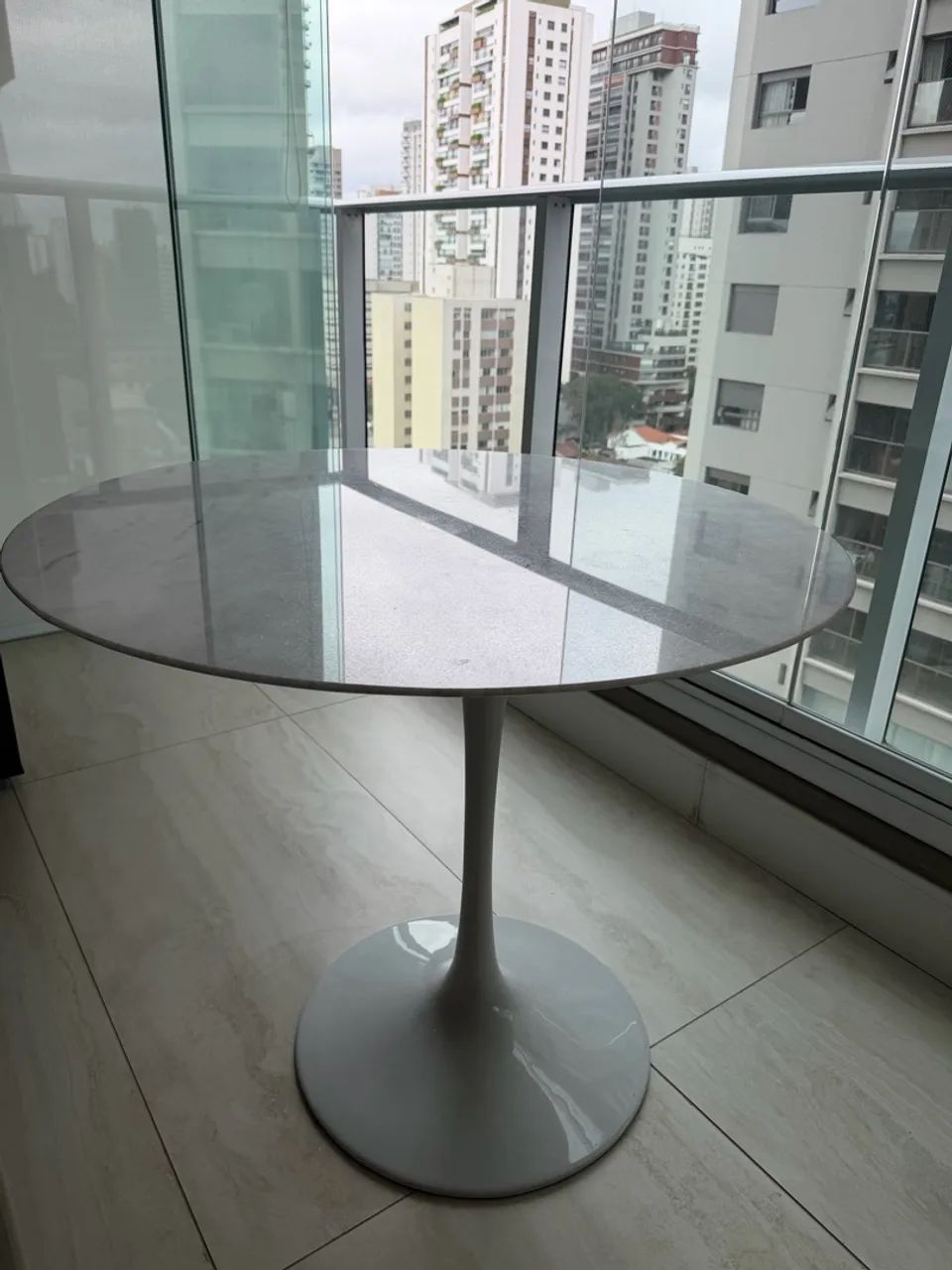 Mesa redonda saarinen 90cm com mármore espirito santo - Foto 3