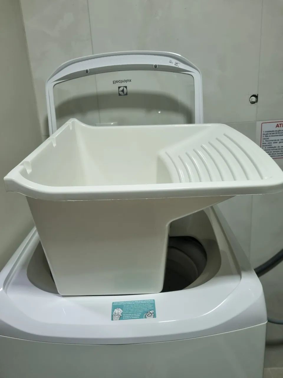 Tanque branco para lavar roupas477331351835791361