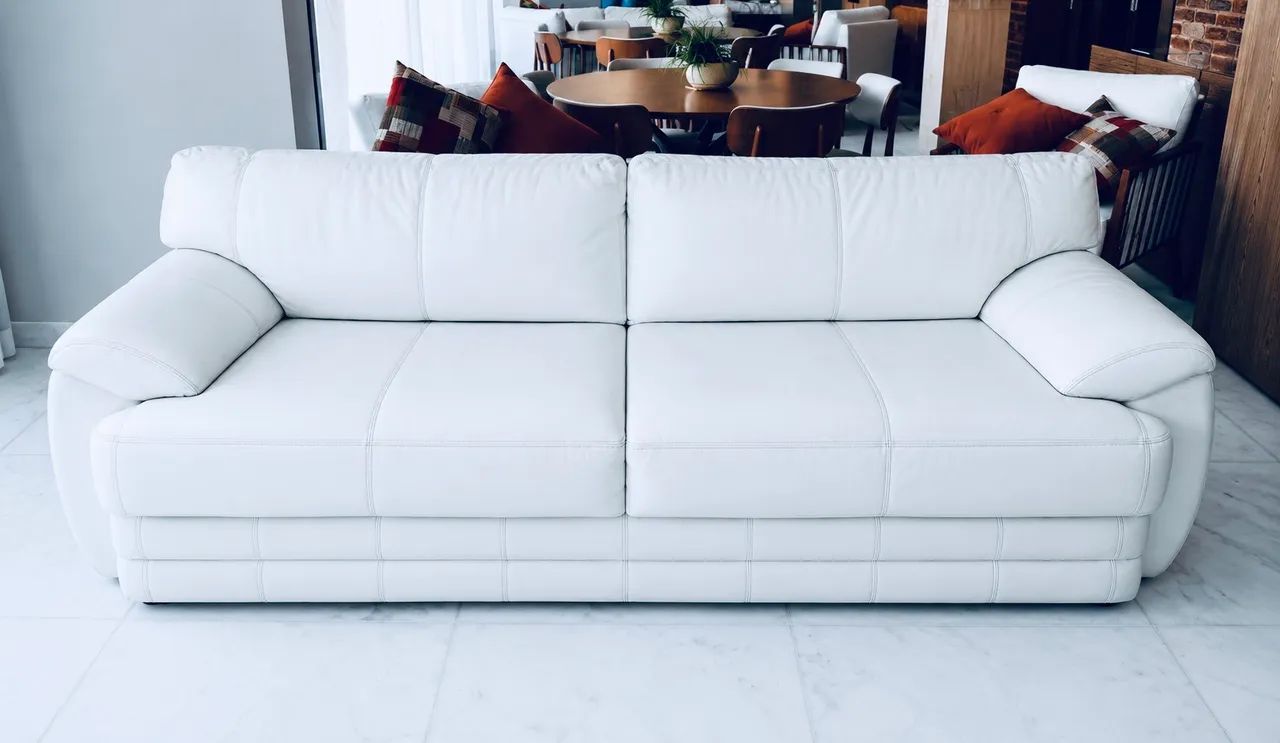 Vendo Sofá de Couro Legítimo Branco 2,30mts. Excelente estado e muito confortável. 