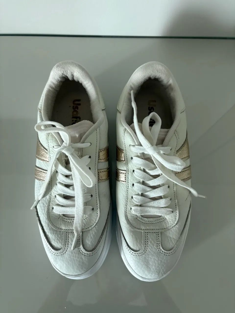 Tênis Casual branco com dourado