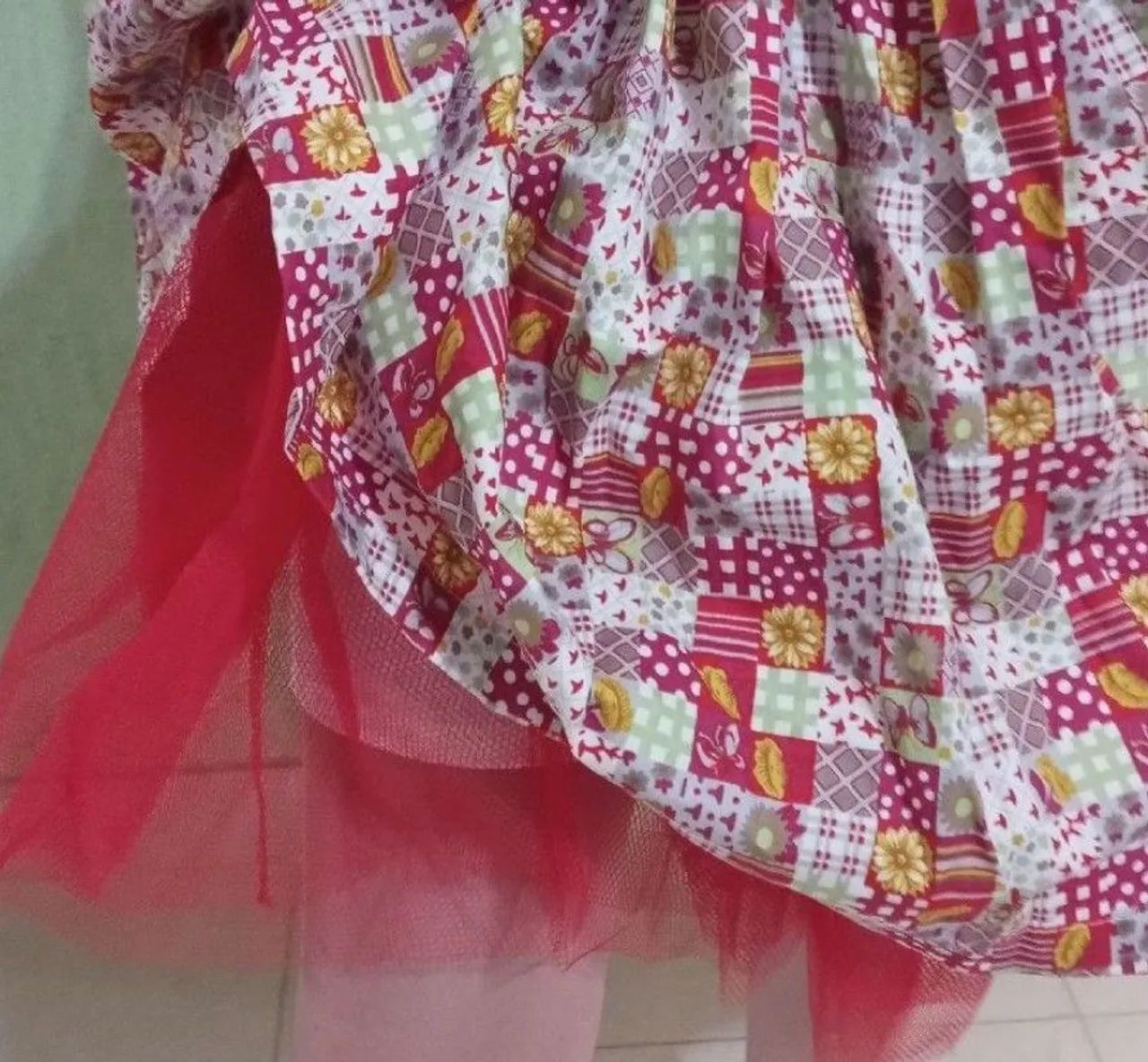 Vestido junino xadrez com girassóis tam. P - Foto 3