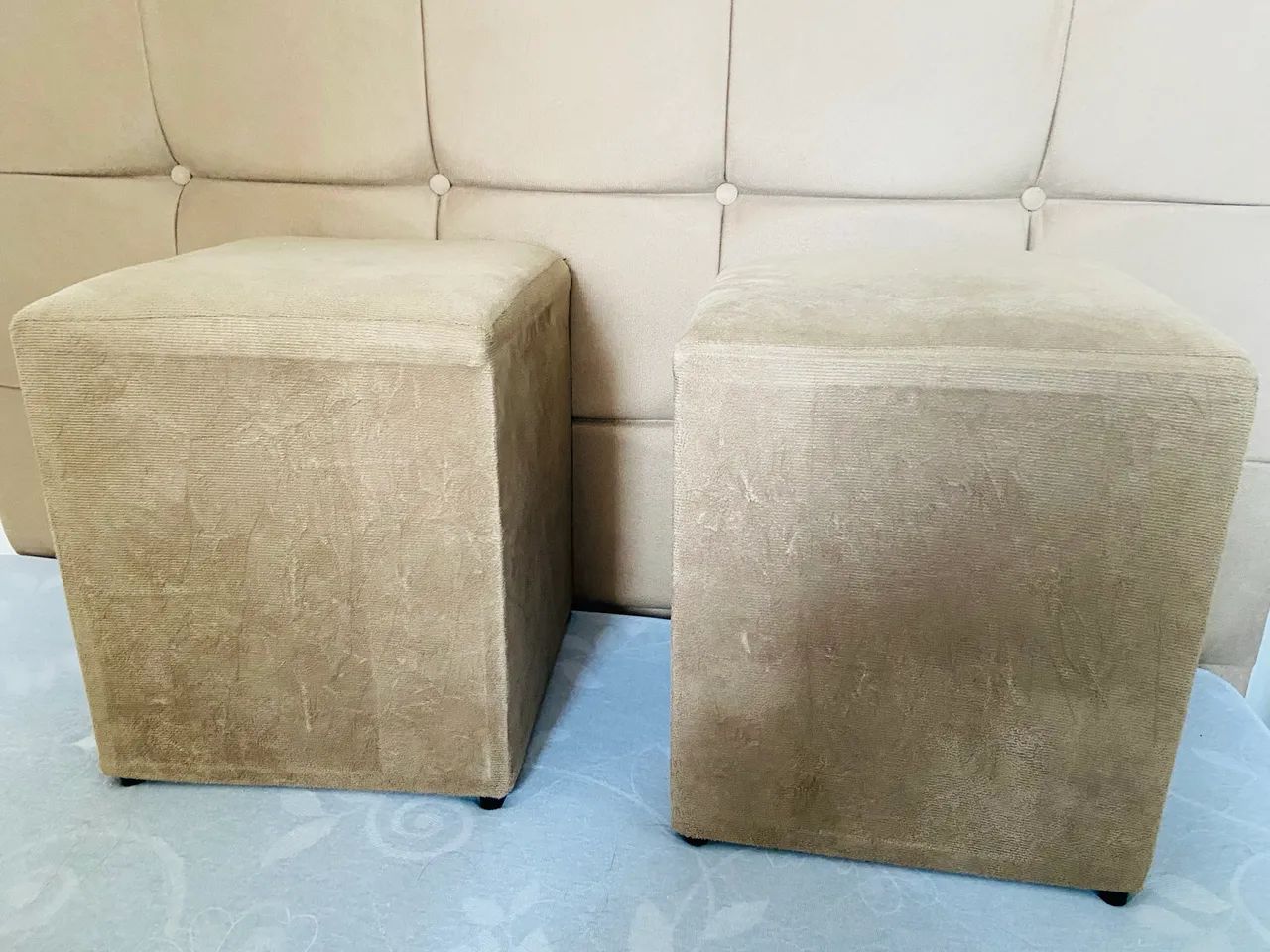 Par de puffs estofados bege/caramelo - ótimo para sala ou quarto - Foto 4