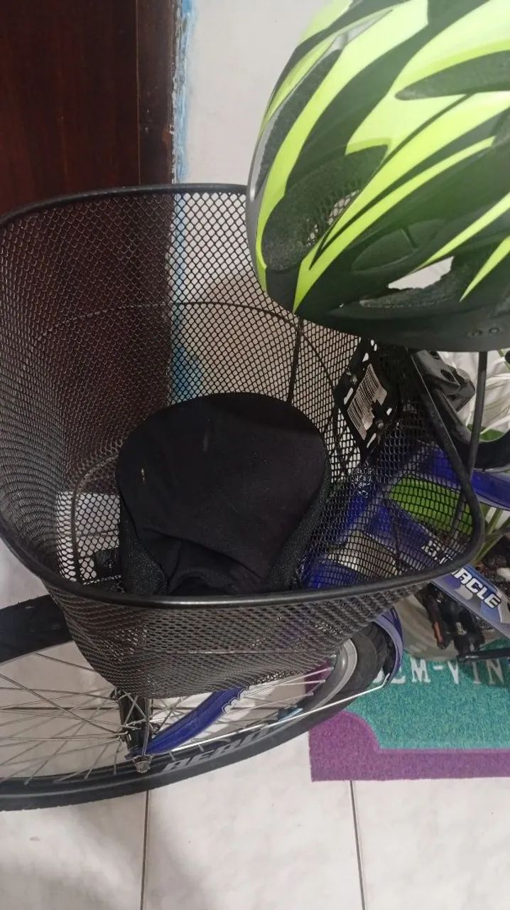 vendo bicicleta ? lindoa nova com cesto é bagageiro vai com  capacete ? de brinde ap
