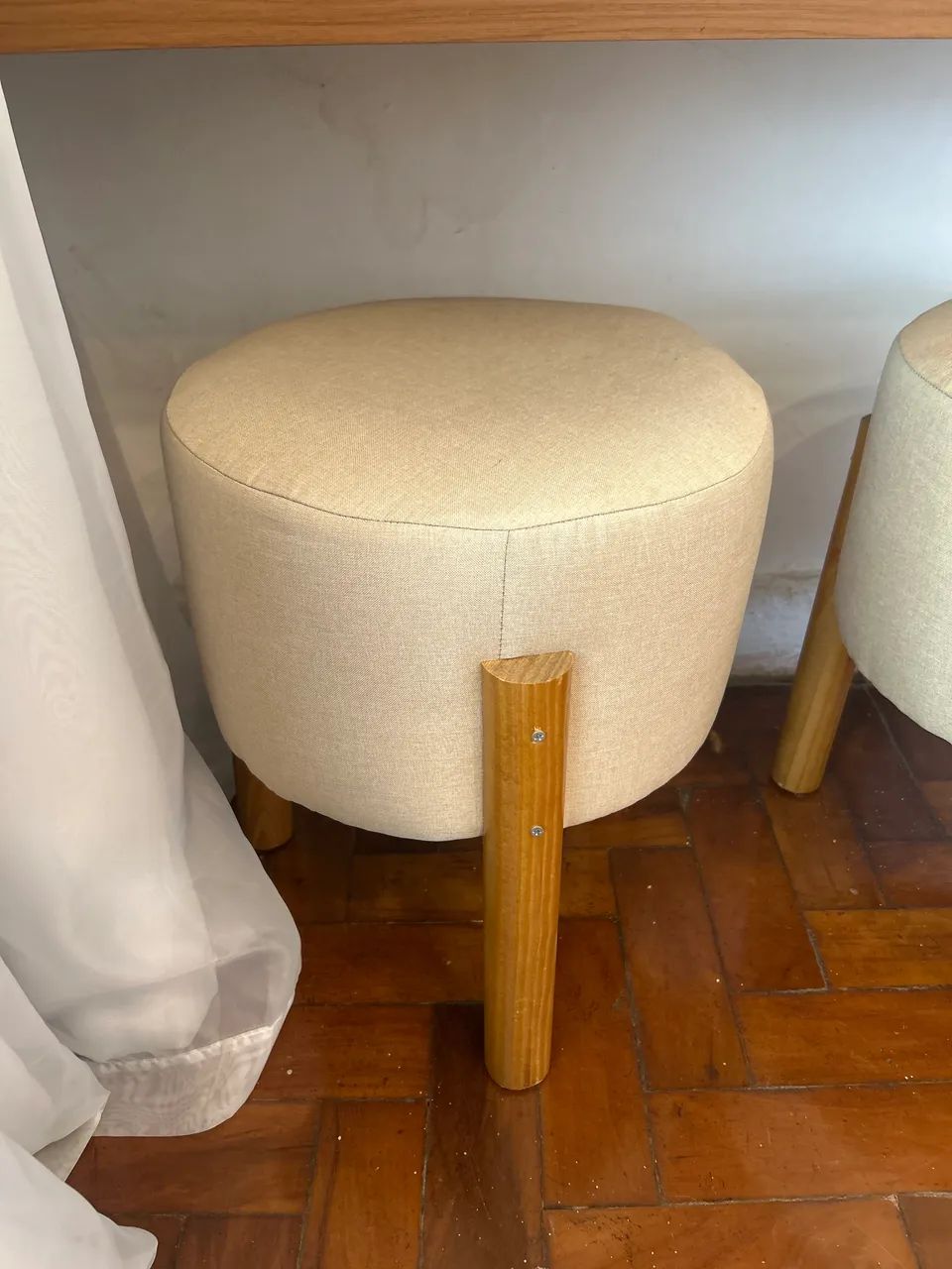 Mesa de centro + 2 puffs decorativos - Foto 3