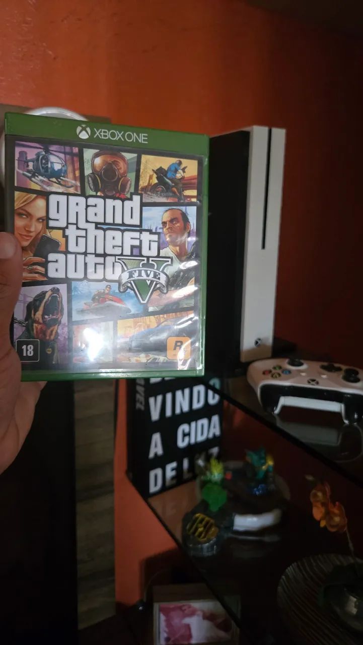 Vendo Xbox one s 500gb com HD de 1tera mais suporte vertical com cooler e gta5 - Foto 3