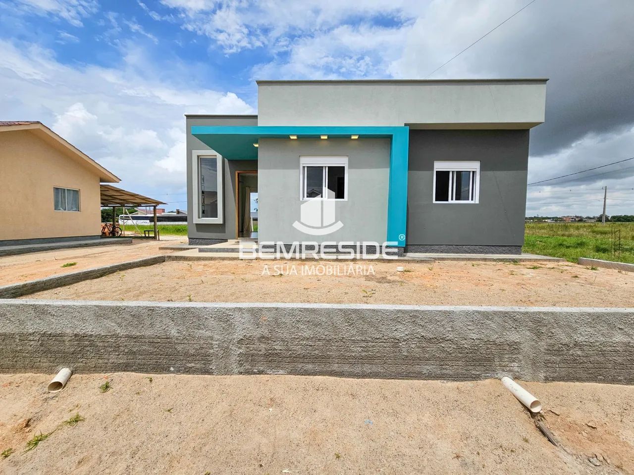 Casa com suíte e cozinha planejada