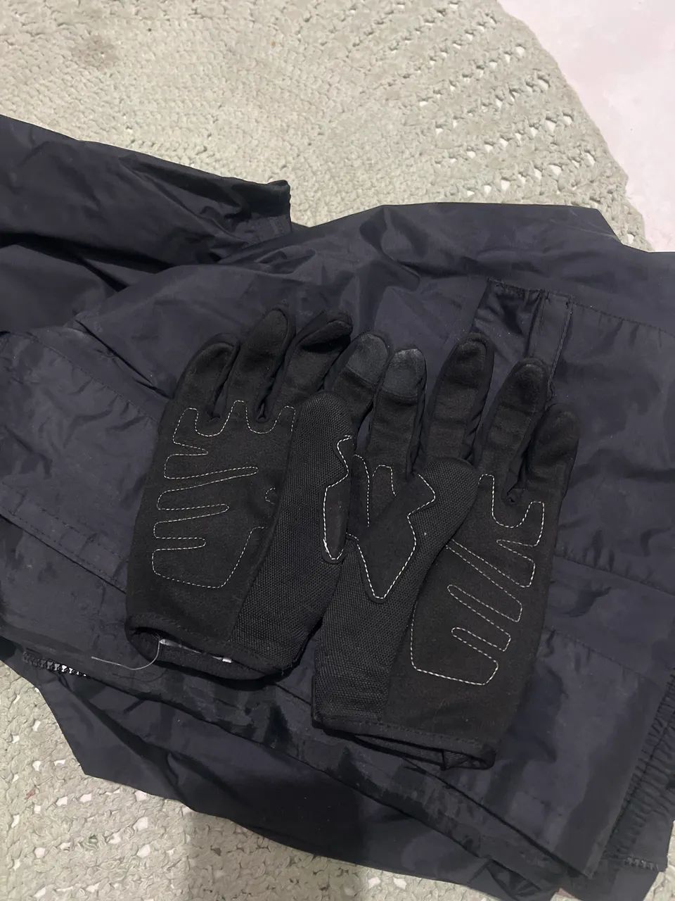 Capa de chuva e luvas de moto 