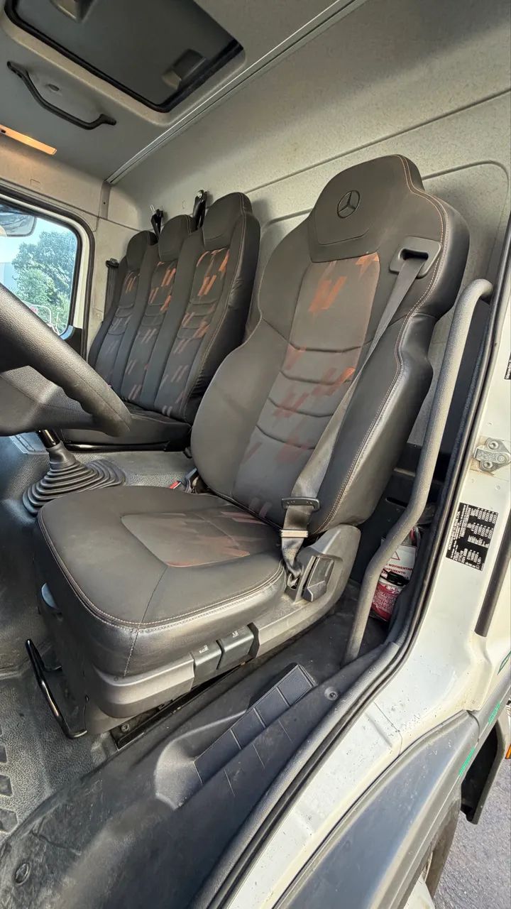 Atego 1719/58 com 35.000km ano 2025 ar cond - Foto 3