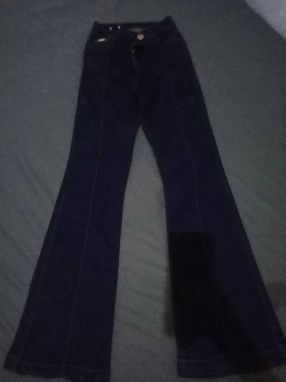 Calça jeans boca de Sino