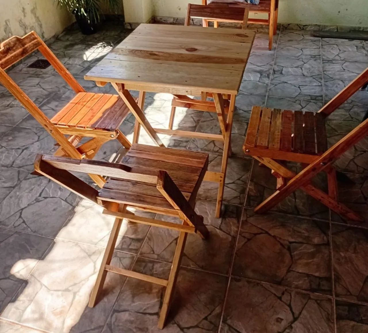 Conjunto Mesa + 4 Cadeiras Dobráveis de Madeira. 