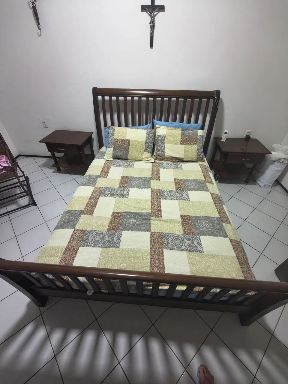 CAMA DE CASAL EM MADEIRA QUEEN SIZE