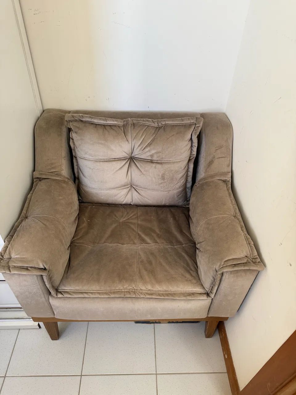 Poltrona Decorativa Bege | Confortável, Elegante e com Pés de Madeira - Foto 4