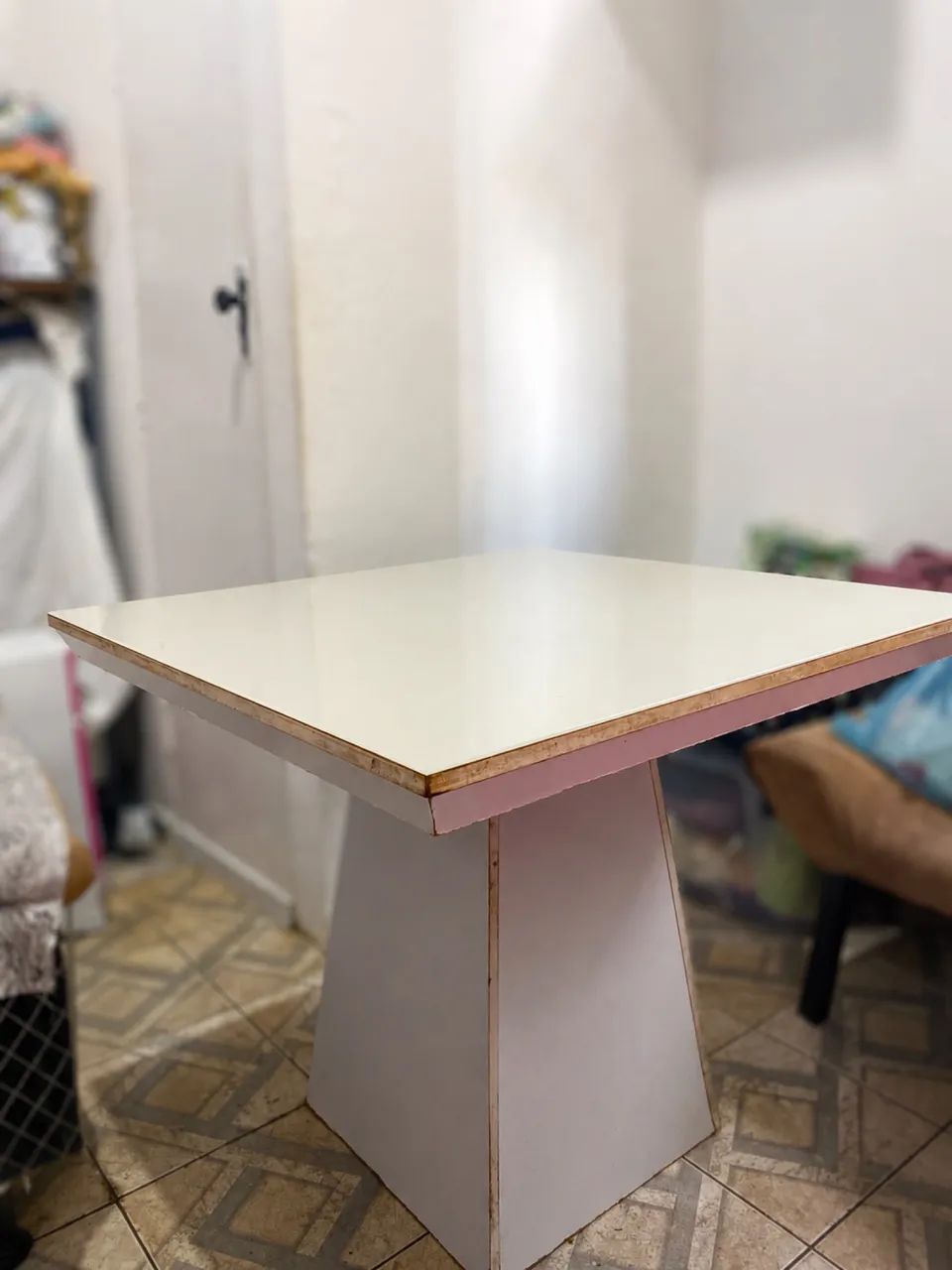     Mesa de Jantar Branca Moderna com Base Central - Conservada
