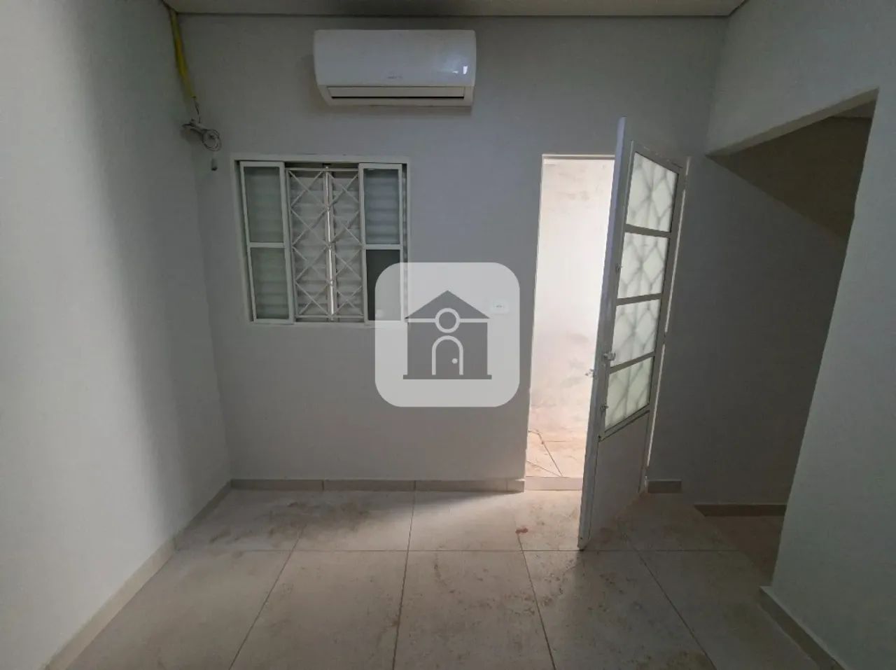 Sala comercial para locação no bairro cazeca