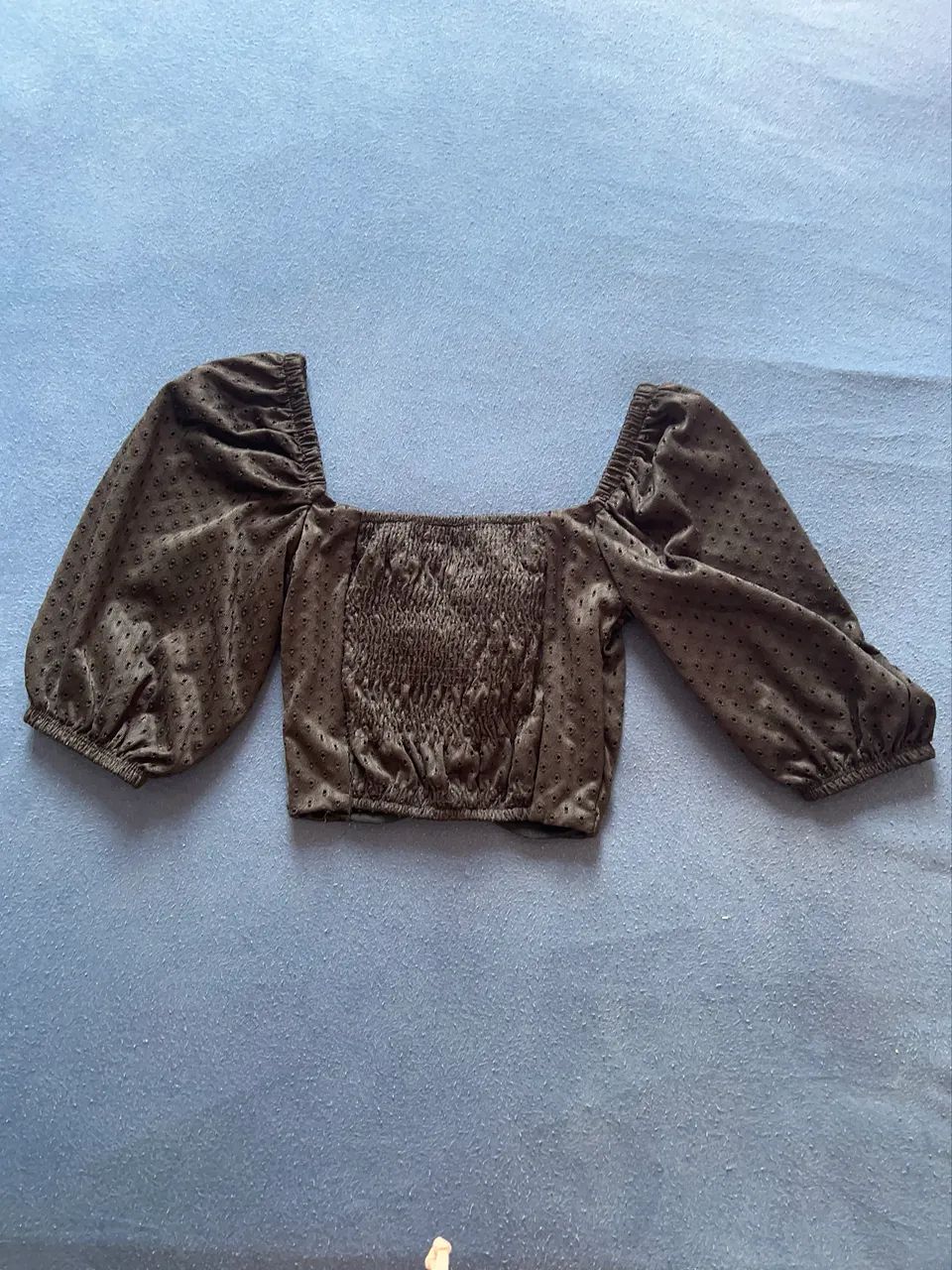 blusa cropped preta com mangas bufante - Foto 2