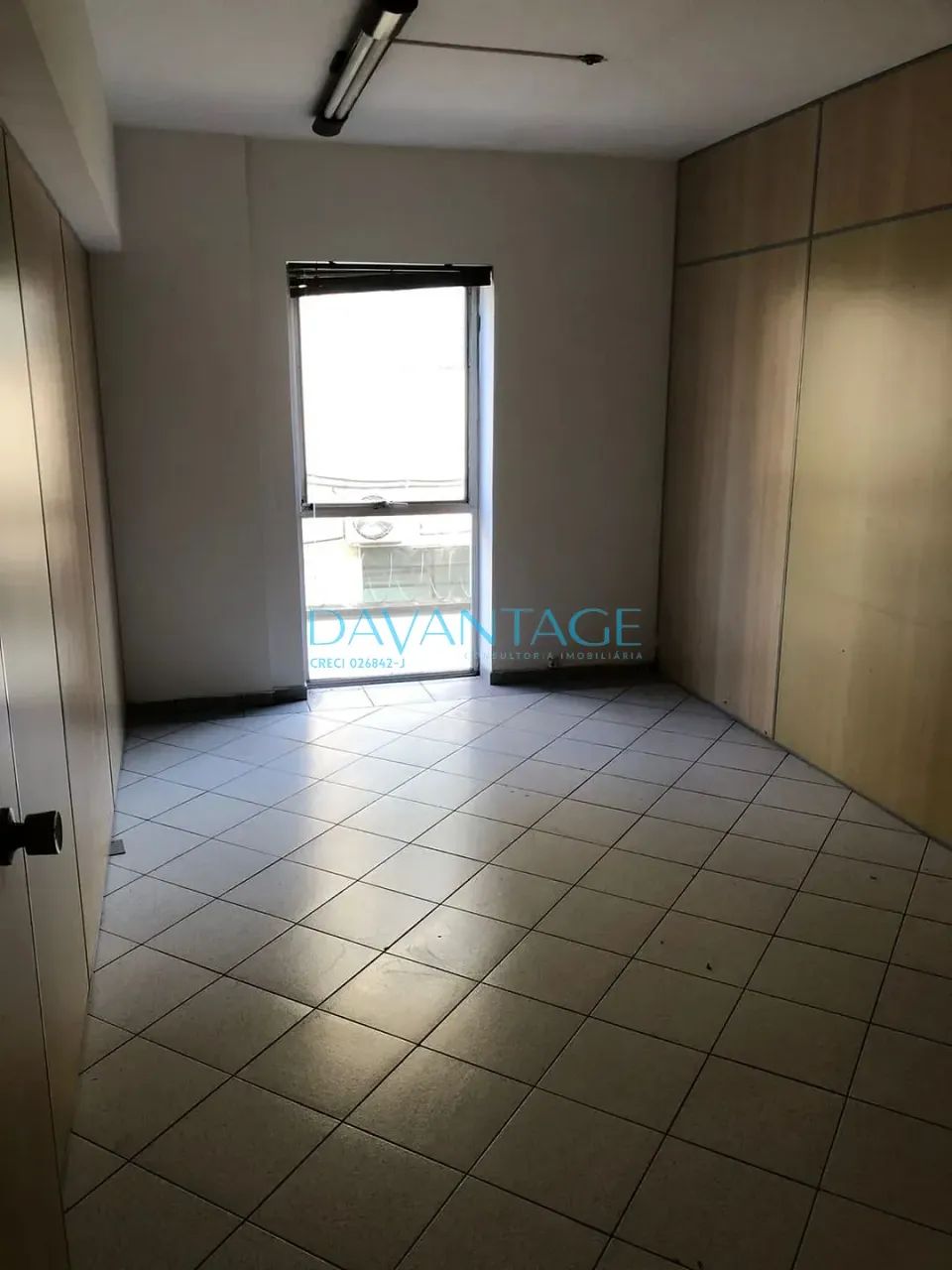 Conjunto para locação, com 100m2, com 3 salas, 2 banheiros, uma copa, ponto para ar condic - Foto 2