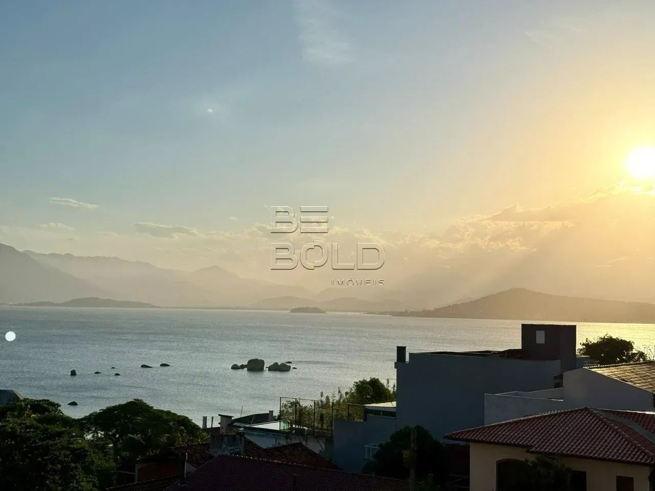 Apartamento com vista mar e 3 dormitórios no Colinas Itaguaçu - Foto 2