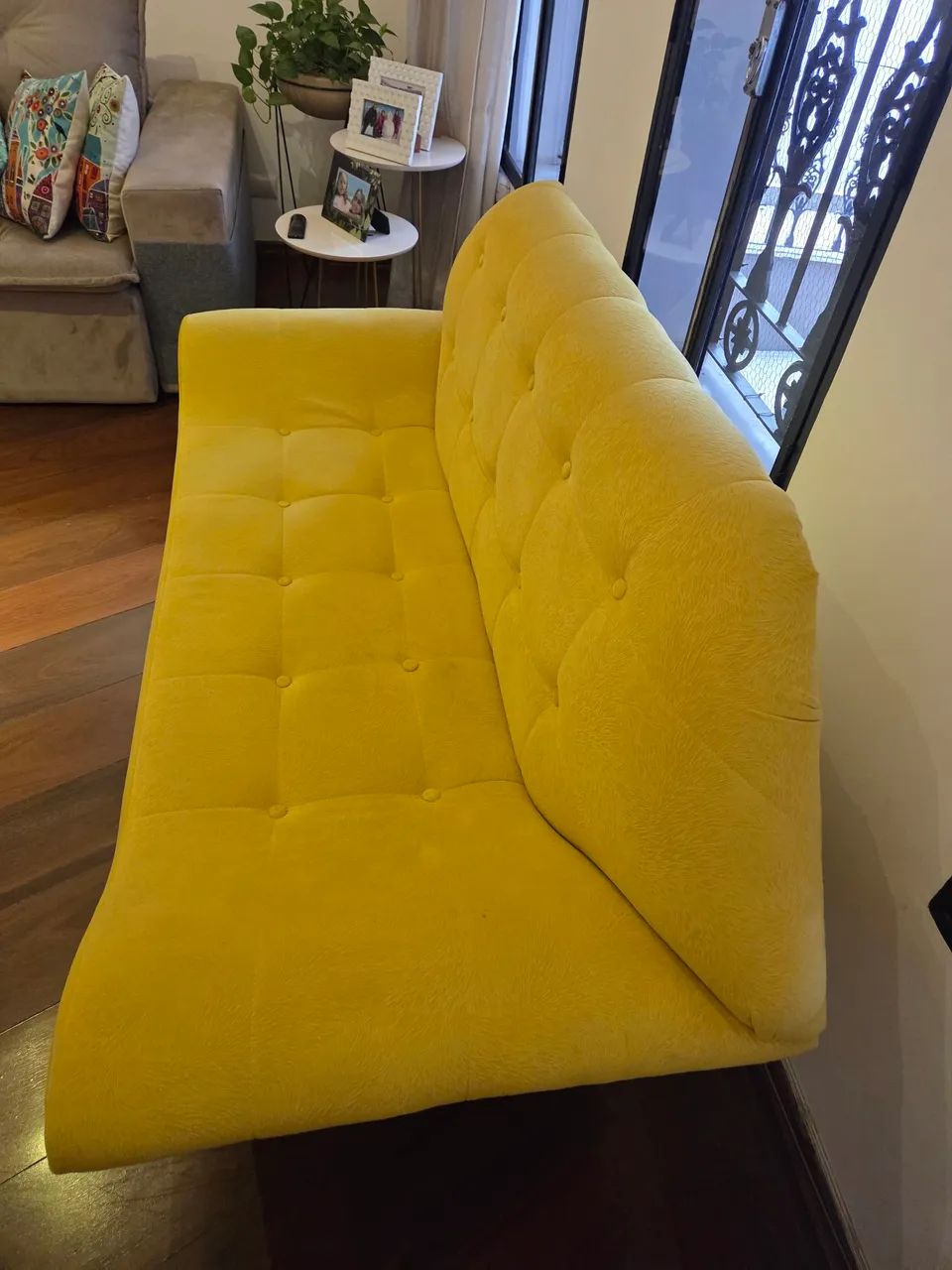 Sofá 2 lugares namoradeira amarelo - Foto 2