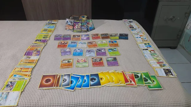 Vendo 60 Cartas de Pokemon Normais e 4 Raras, Produto Masculino Pokemon  Usado 91110177