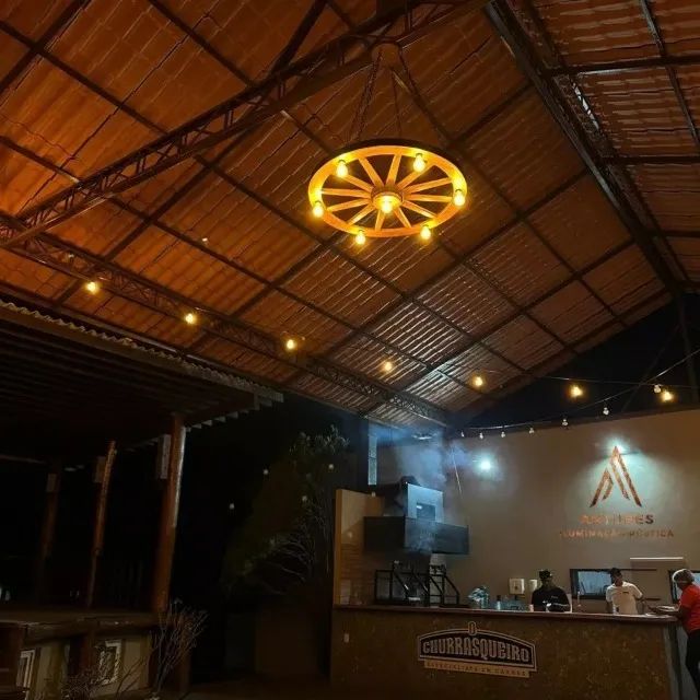 Lustre Rústico Roda De Carroça Em Madeira Maciça 7 bocal 90cm - Foto 3