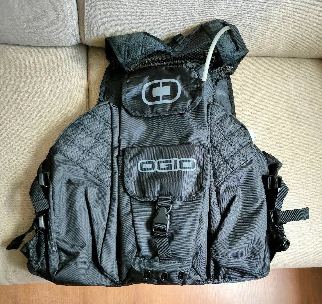 Colete Utilitário Ogio Flight Vest com Bolsa de Hidratação