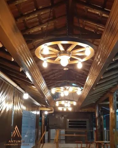 Lustre Rústico Roda De Carroça Em Madeira Maciça 7 bocal 90cm - Foto 4