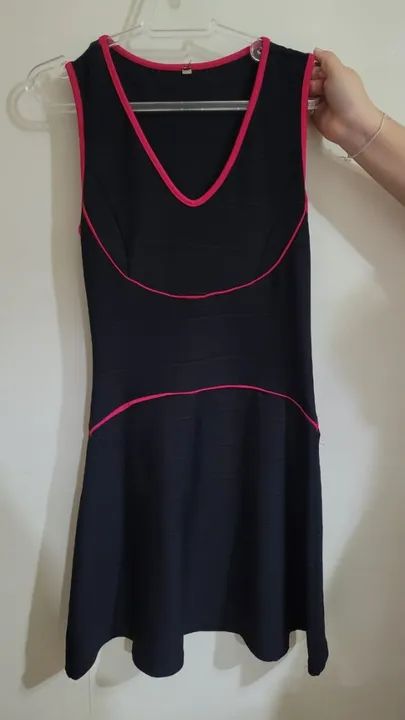 Vestido preto com detalhes rosa 