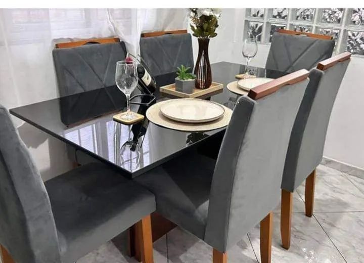Mesa de jantar 1.60x80  tampo de vidro e 6 cadeiras 