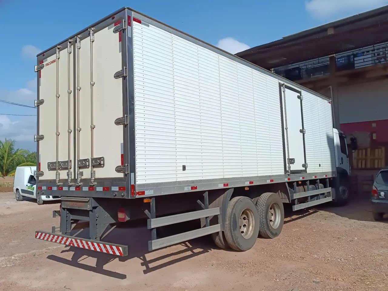 Caminhão baú frio 8 metros 24.280 completo  - Foto 2