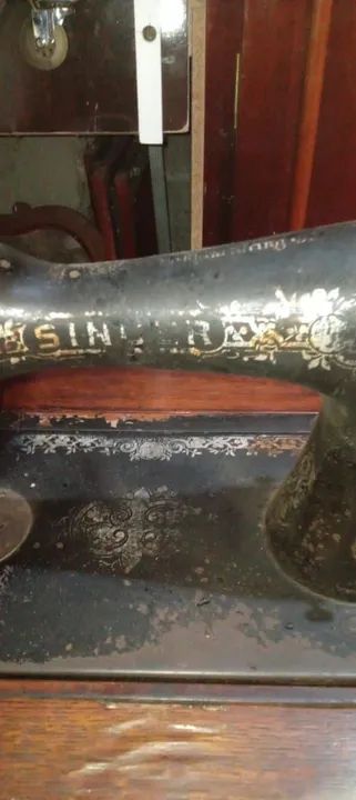 Máquina de Costura Antiga em Madeira - Rara - Foto 6