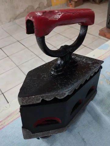Ferro Antigo a Carvão com Base Original