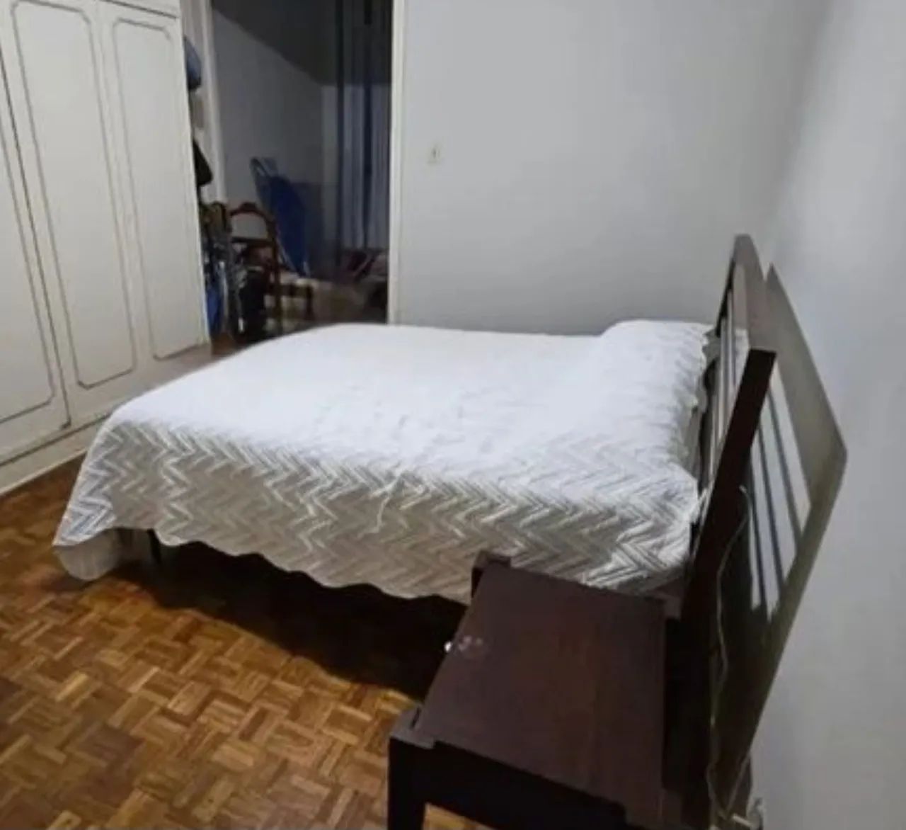 Cama com 2 criados madeira maciça - Foto 2