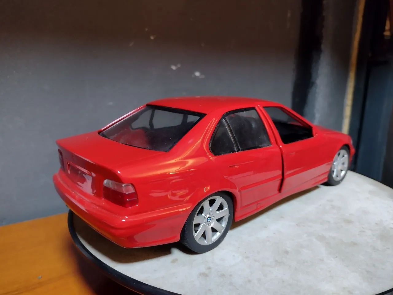 BMW 325i 1/18 com detalhes - Foto 2