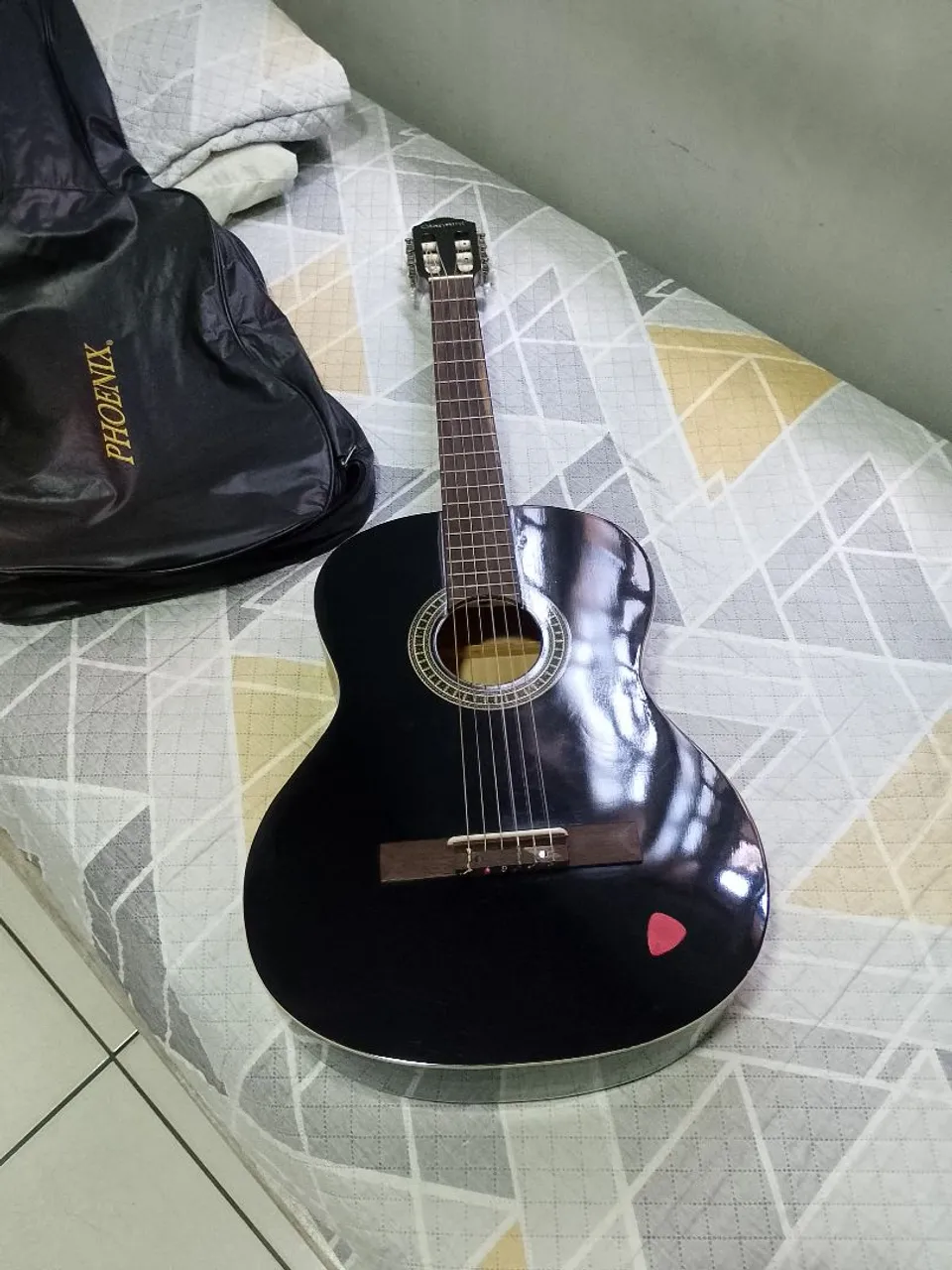 Violão Acústico Preto Giannini.