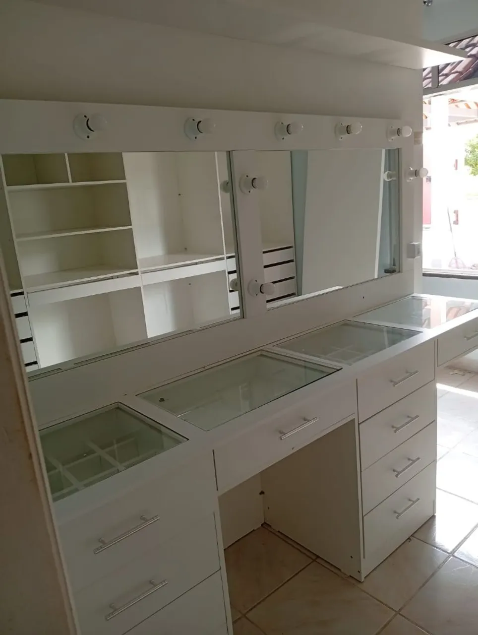 Camarim, painel de TV e cama de solteiro