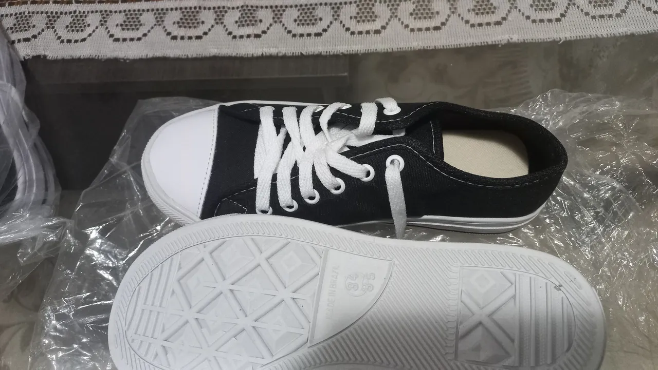 Tênis Converse Preto com detalhes brancos