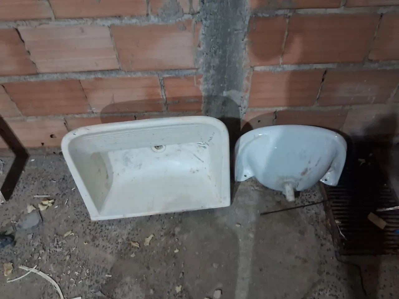  1 porta madeira 220 1 vitro 1x1 alumínio 200 tanque e lavatorio 60 - Foto 4