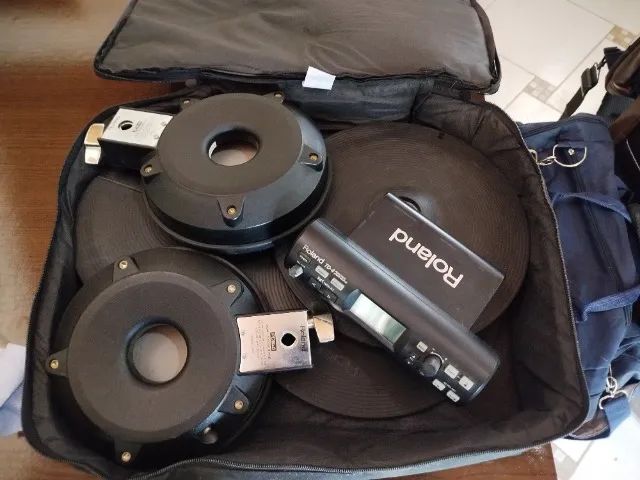 Bateria Roland TD-4KX V-Drums Completa com pad e ferragens extras + pedal e bags - Foto 2
