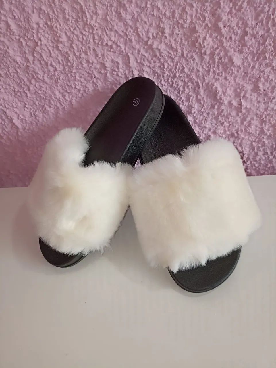 Chinelo feminino slide preto com pelúcia 