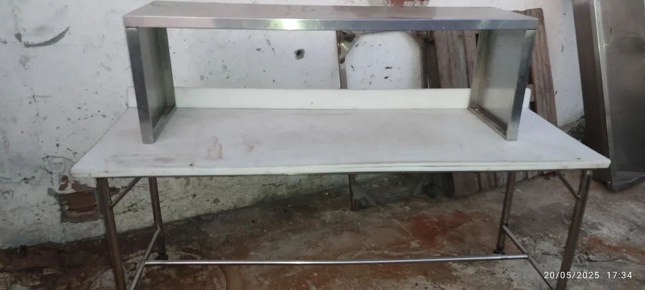 Bancada+prateleira superior inox industrial com tampão polietileno"LEIA"