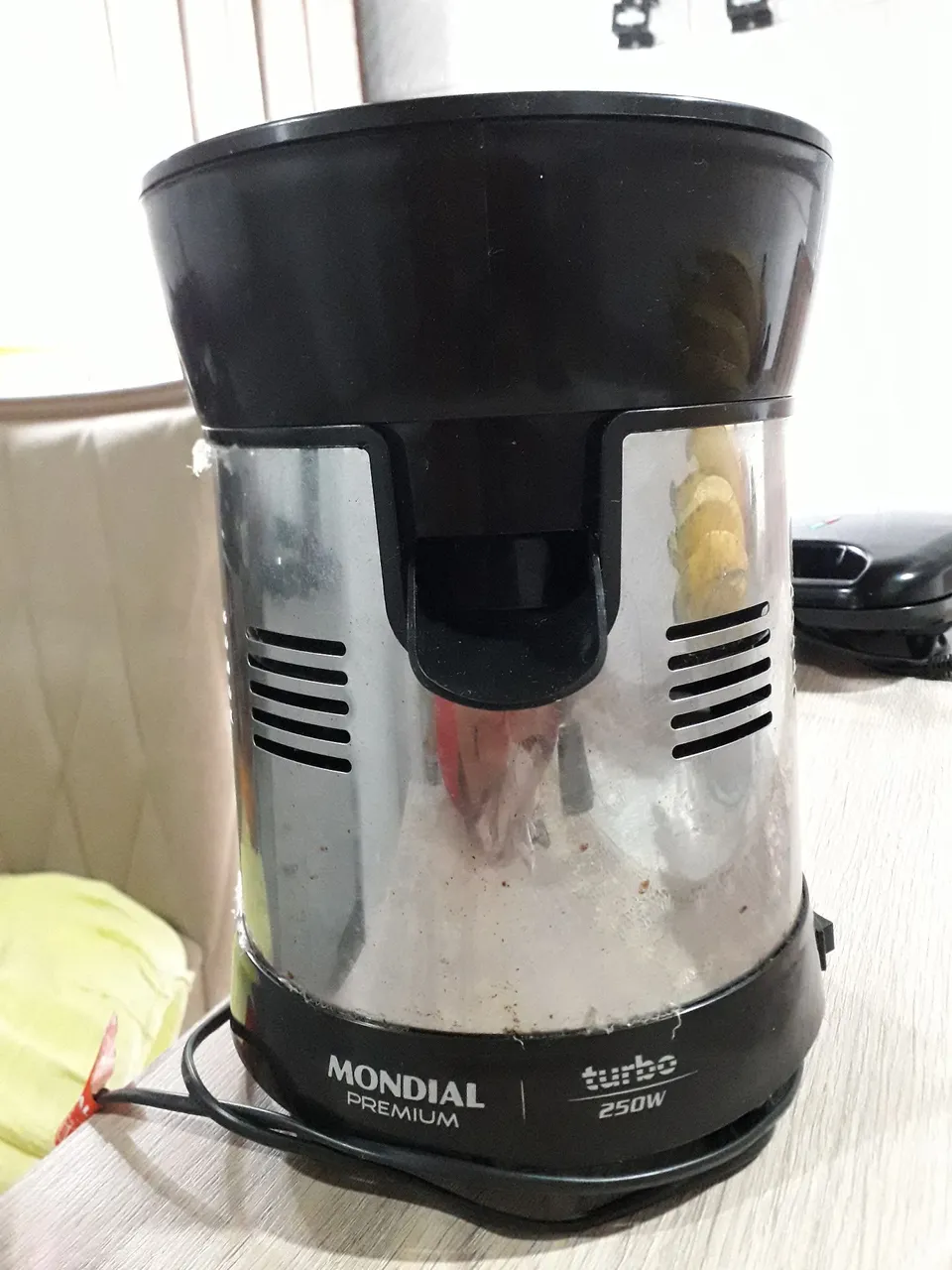 Espremedor de frutas Mondial Premium Turbo 250W