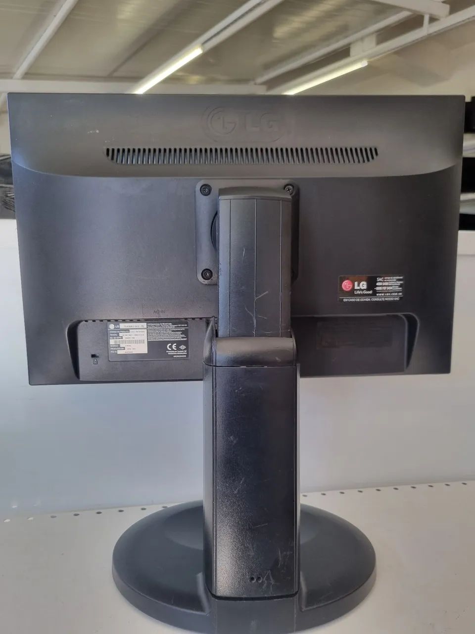 Monitor LG E1941 19 Polegadas com Base Giratória e Regulagem de Altura  - Foto 3