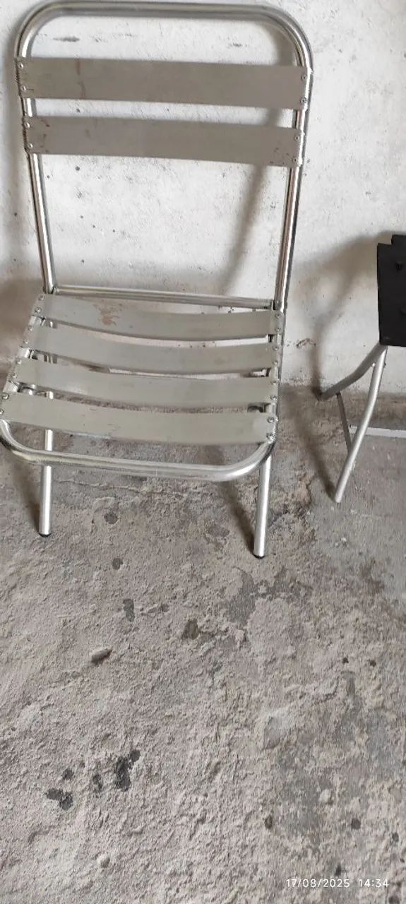 Mesa redonda com tampo de vidro e pés tripé - Foto 5