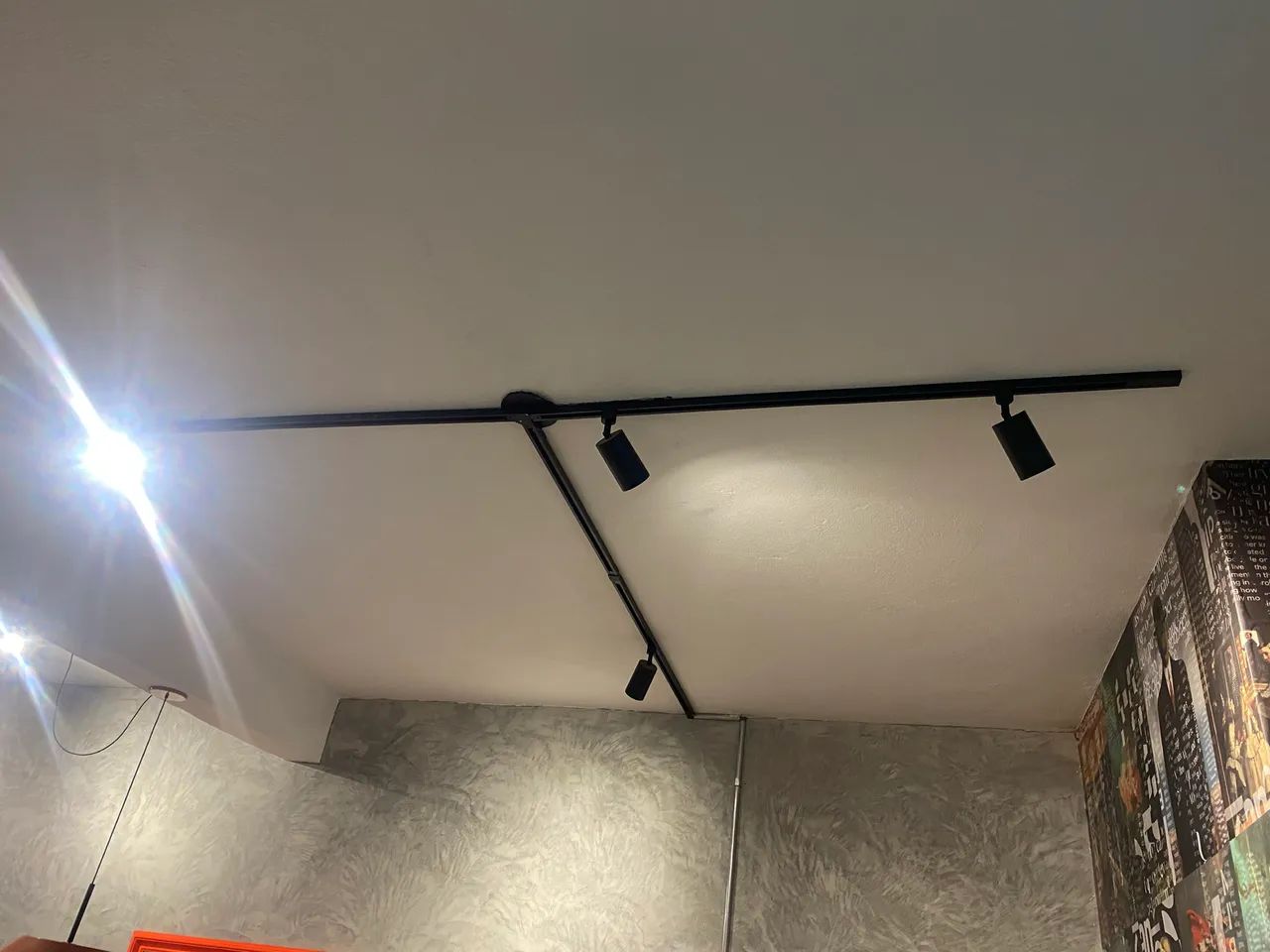 Trilho de luz preto com spots