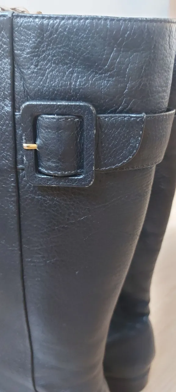 Bota de couro preta com fivela