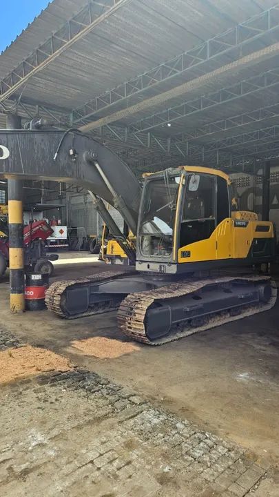 ESCAVADEIRA VOLVO 220DL 2014